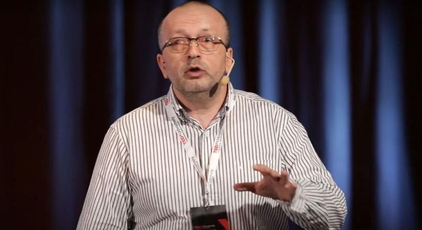 Szavazási levélcsomagokat mutogatott a Magyar Hang lapigazgatója, lépett a Nemzeti Választási Bizottság