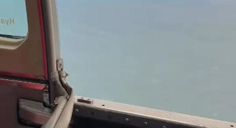 Rémisztő pillanatok: kinyílt a repülő ajtaja több ezer méter magasban – videó