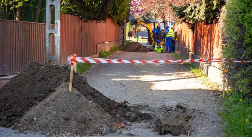 Megkezdődött a Halastó utcai útépítés – fotókkal