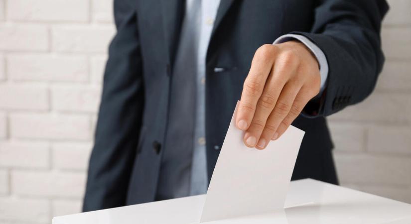 Durva, a két nagy párt elképesztő mennyiségű delegáltat küldött a szavazatszámláló bizottságokba