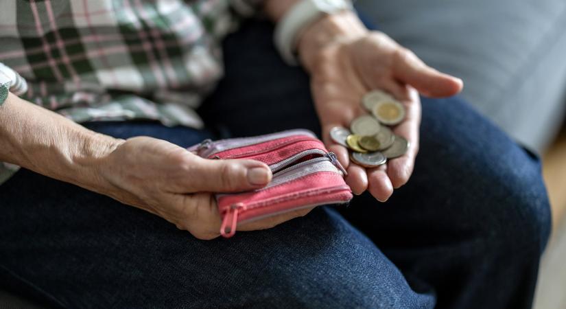 Jó hír nyugdíjasoknak: már áprilisban jön az emelés euróban