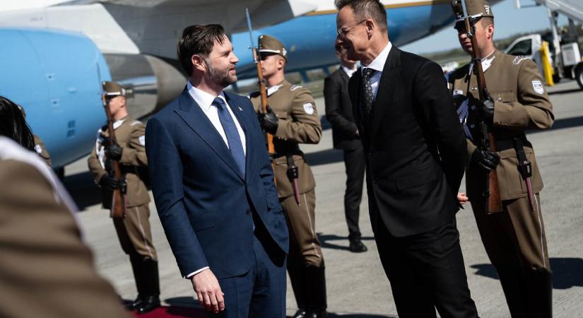 Egy nappal tovább marad Vance Budapesten