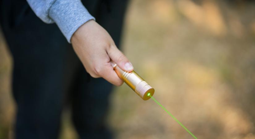 Nagyon vigyázz, ha arra jársz: lézerrel vakítják el az autósokat ezen a pesti lakótelepen