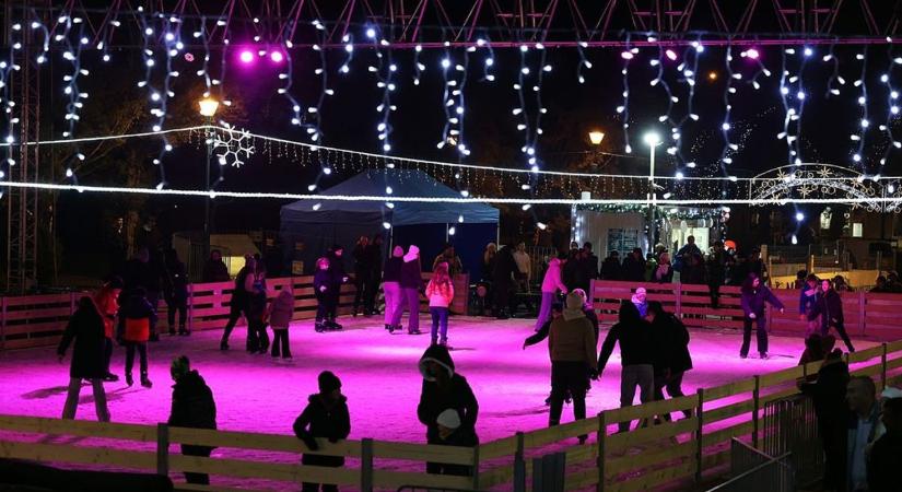 Mostantól minden télen lesz műjégpálya a halasi főtéren