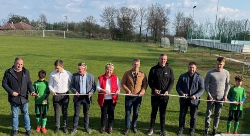 Újjávarázsolt futballpályát adtak át Csolnokon