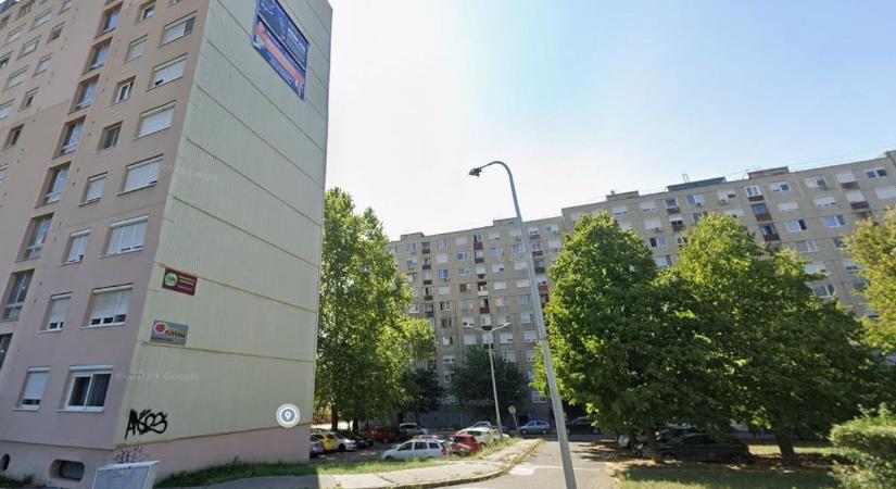 Másodperceken múlt: a tízemeletes tetejéről rántották vissza a fiatal férfit Tatabányán videó