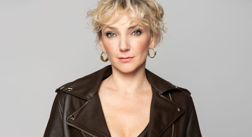 Borbély Alexandra egy szál zakóban csavarta ujja köré rajongóit