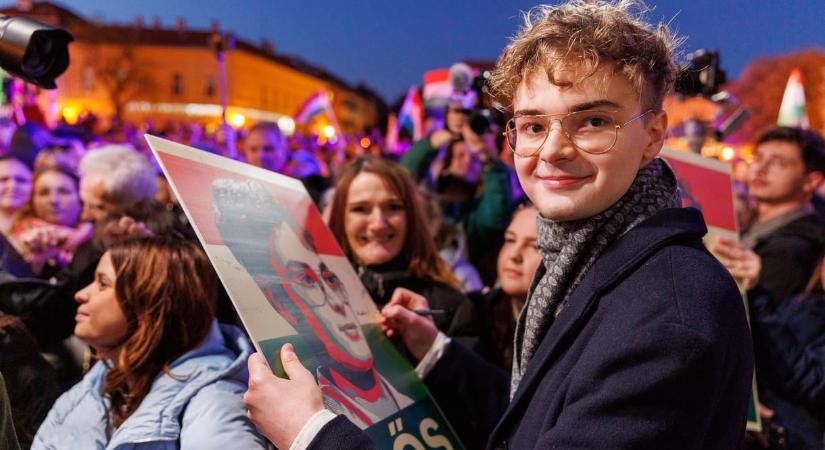 Szelfiért és autogramért álltak sorba Hrabóczki Dánielnél a Tisza váci fórumán