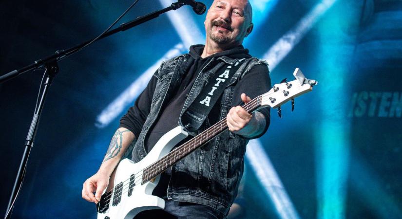 A köztévében b.zizta a Kárpátia énekese Magyar Pétert