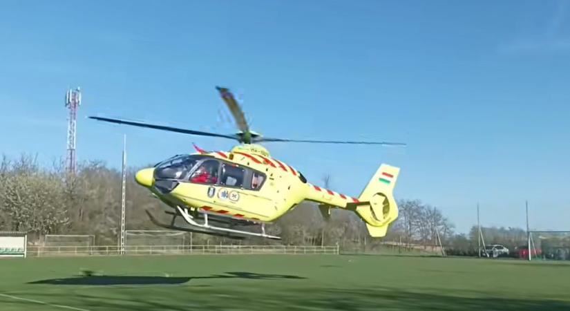 Dráma a megyei meccsen: mentőhelikopter landolt a pályán