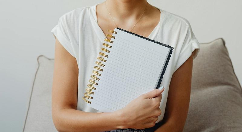 Hatósági felügyelet alatt egy tanítónő – Füzettel csapkodta a kisdiákokat