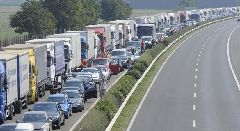 Két kilométeres kocsisor torlódott össze az M7-esen