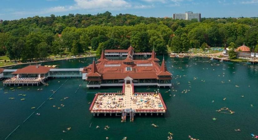 Káprázatos fotókon a Hévízi-tó rejtett barlangjai