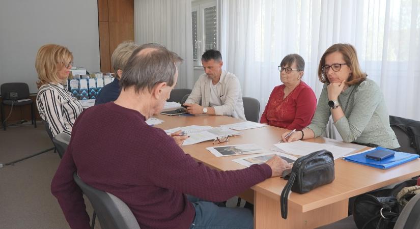 Újabb plakátrongálás