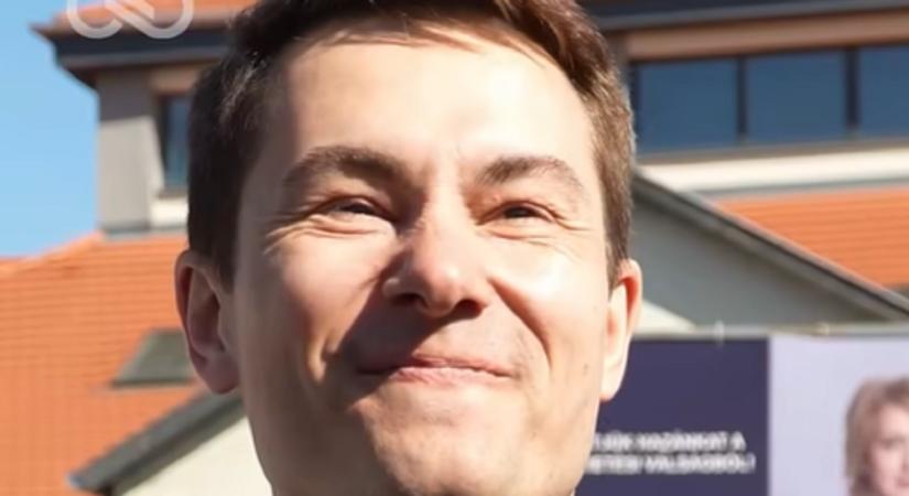 Magyar Péter beszéd közben kóstolta be az orosz propagandistát Lacházán, a tömeg pedig „ruszkik, haza!" skandálásban tört ki