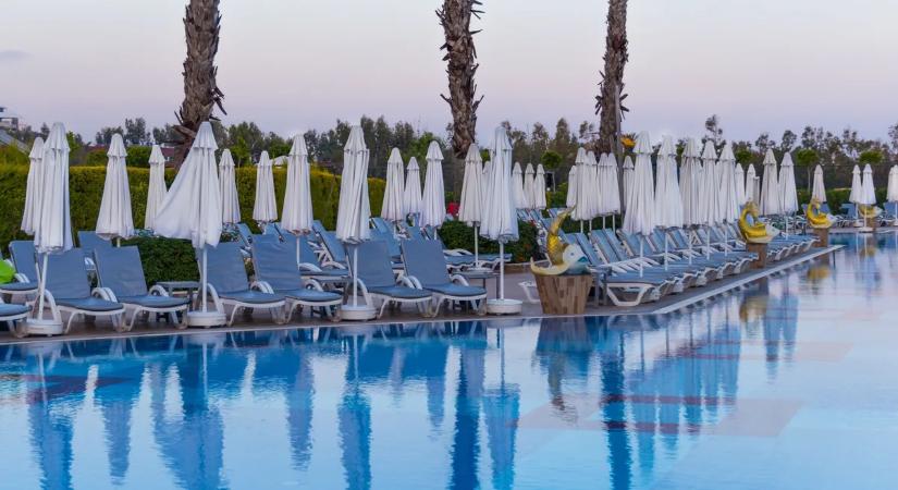 Kétéves kisfiú esett egy hotel medencéjébe, súlyos állapotban van