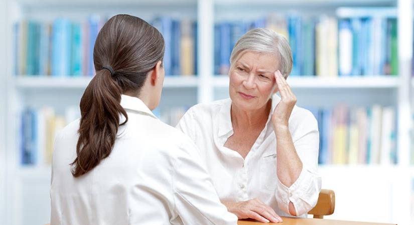 Orvosnak adta ki magát, majd egy főorvosnőhöz „utalta” kórházba a betegeket, pénzért