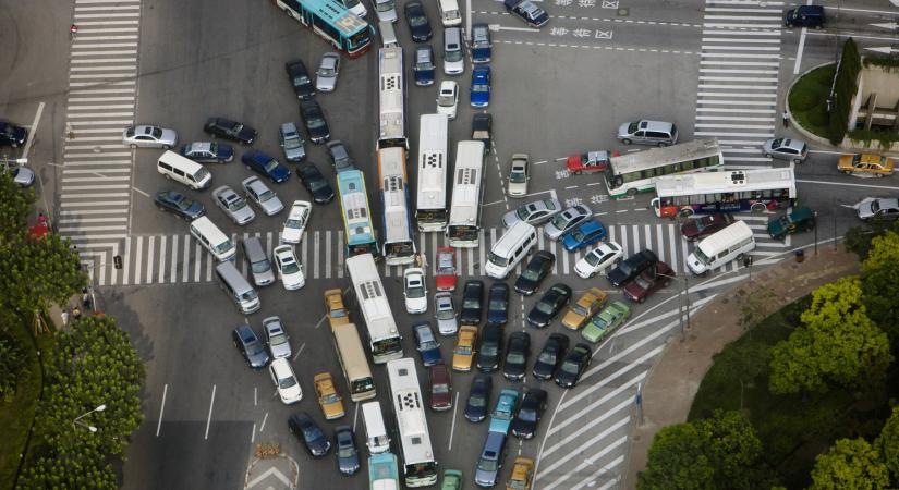 J.D. Vance egy nappal tovább marad, el is esik a magyar főváros közlekedése: durva késéseket és járhatatlan utakat hoz az újabb korlátozás