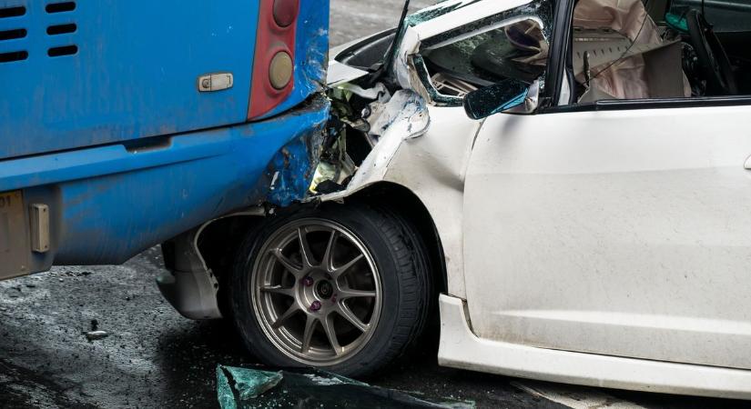 Döbbenetes: egy utasokkal teli buszba hajtott a részeg férfi