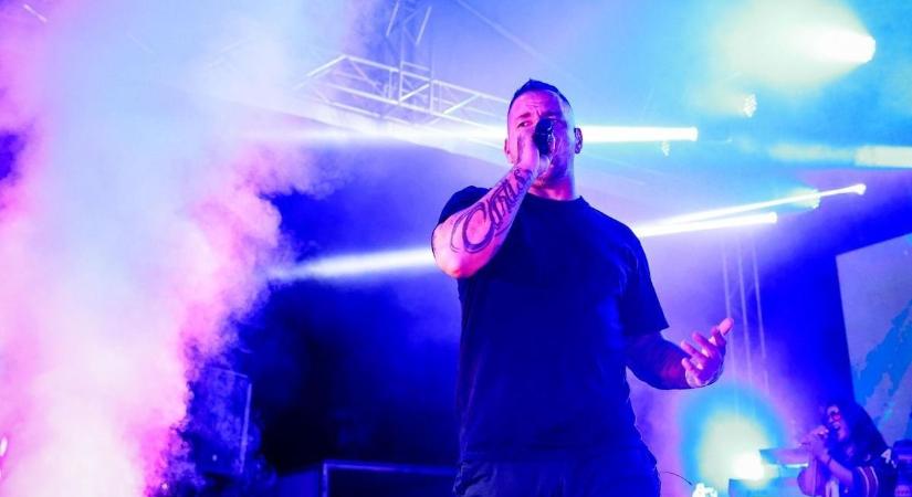 Sztárparádé Szekszárd szívében: Legendák lepik el a Béla király teret