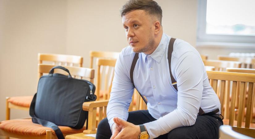 Újra bíróság elé áll a több száz milliós csalással vádolt győri énekes