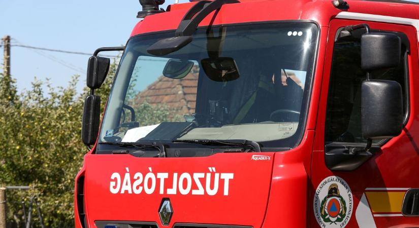 Egymás után jöttek a riasztások ugyanabból az utcából: bajba jutott idős embereken segítettek a tűzoltók