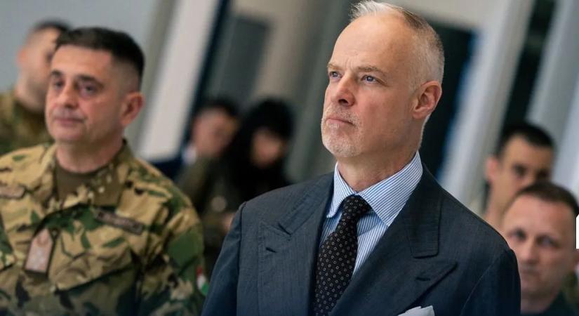 Honvédelmi miniszter: aki brüsszelita pártra szavaz, az az 1000 forintos benzinárra szavaz