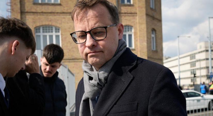 Fidesz-közeli, közpénzzel támogatott alapítványok hálózata található a Budapestre menekült lengyel politikus körül