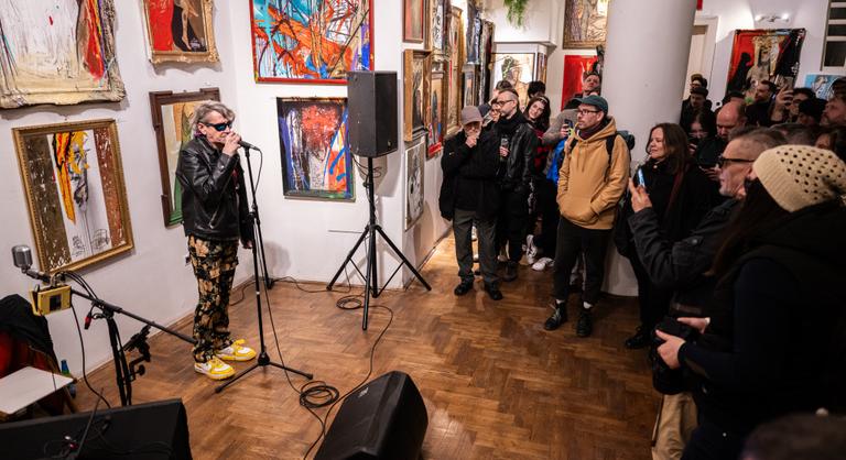 Húzzál már a f.szomba, ember! – majdnem botrányba fulladt a Menyus60 kiállítás