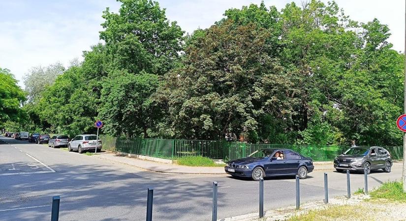 Több tucatnyi új parkoló épül a kórháznál (videó)