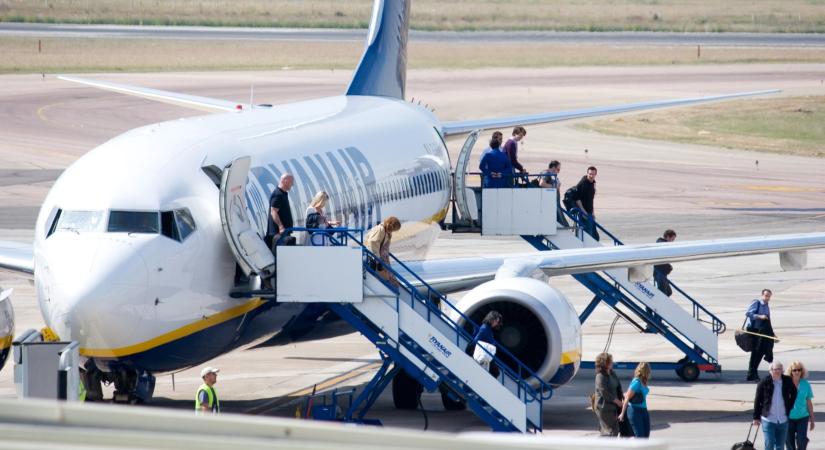 Rendbontásért börtön: 10 hónapot kapott a Ryanair járatán randalírozó utas