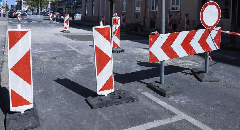 Forgalom korlátozás a forgalmas győri utcában - Egyirányúból zsákutca lett - fotók