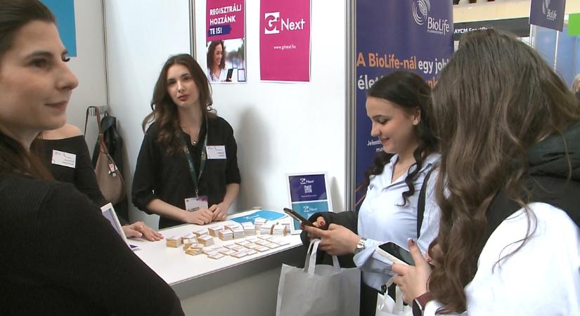 A külföldi tapasztalatokon volt a fókusz a Debreceni Egyetem tavaszi állásbörzéjén – videóval