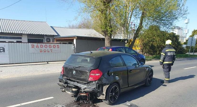 Két autó karambolozott Szombathelyen, a tűzoltókat is riasztották - fotók