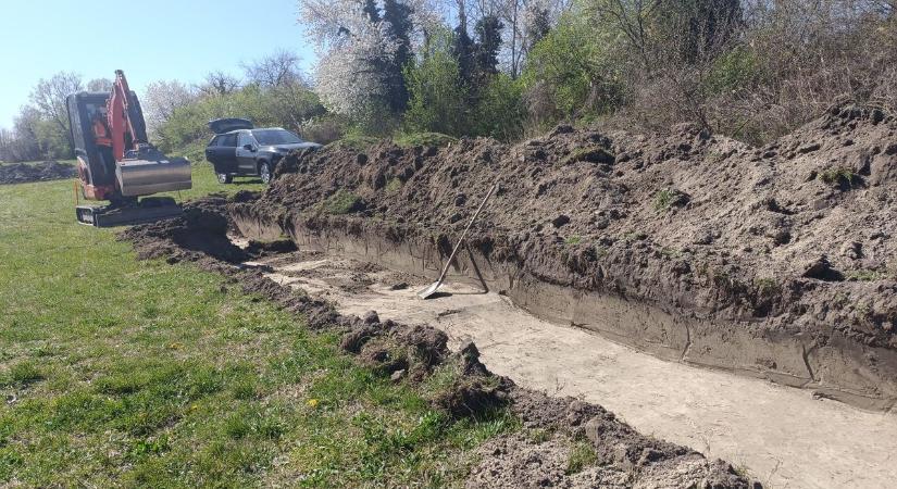 “Hacsak ki nem fordul Attila kardja”: Már markolók dolgoznak a Balaton új kereskedelmi központjánál