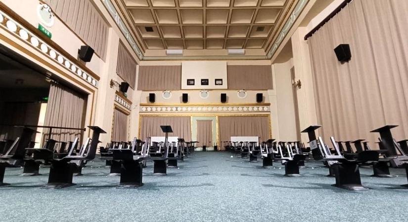 Megújul a Belvárosi Mozi egyik ikonikus terme: 95 széket cserélnek le, kényelmesebb lesz a mozizás