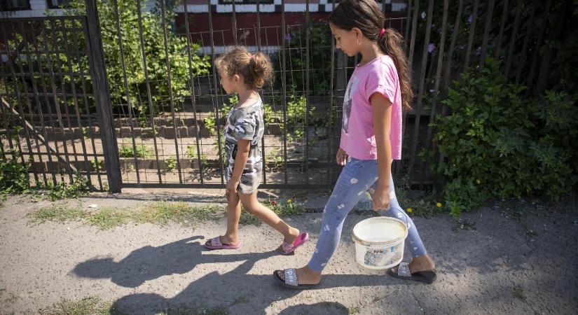 Már 224 ezer gyerek él súlyos nélkülözésben Magyarországon, az államot is javítóba küldenék miattuk