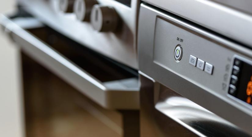 Ez a takarítási trükk még a zsíros sütő ajtaját is újjá varázsolja