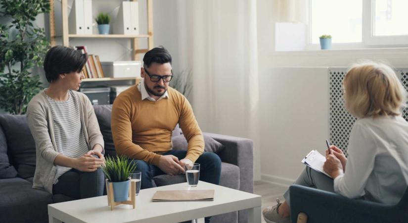 Megszavazták: Ingyenes tanácsadás jár a Down-szindrómával vagy autizmussal élő gyereket nevelő szülőknek