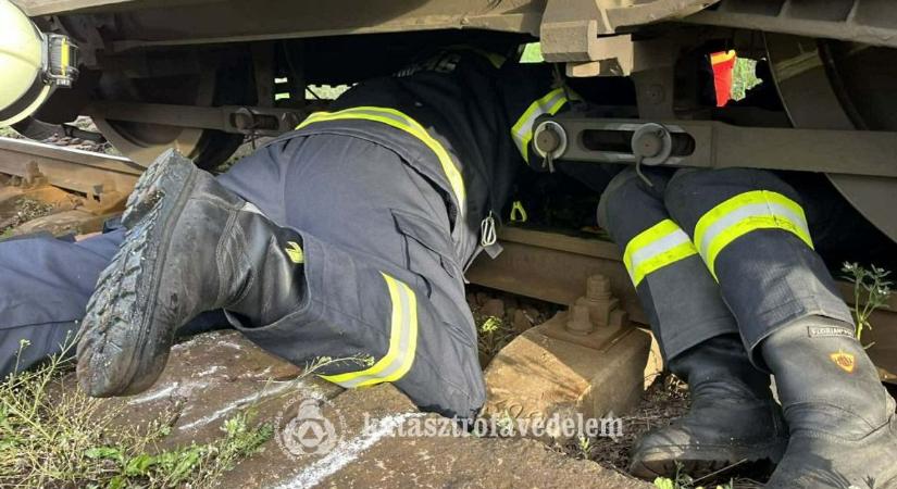 Vonat alá esett emberhez és több tűzesethez is riasztották a tűzoltókat