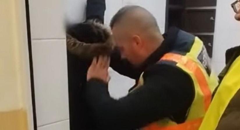 Videón a legfurcsább hajdú-bihari tolvaj! Aranyórák és luxuscikkek helyett gumicukor és almalé volt a zsákmánya