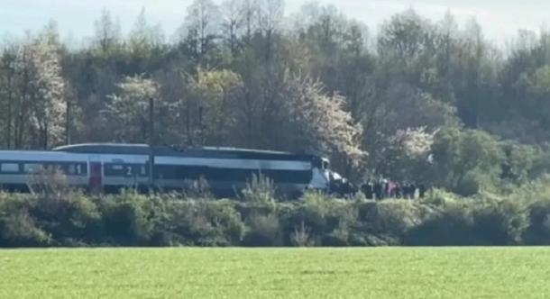 Gyorsvonat és katonai konvoj ütközött Franciaországban