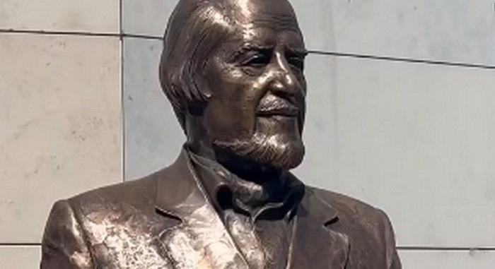 Leleplezték Tréfás György szobrát Debrecenben