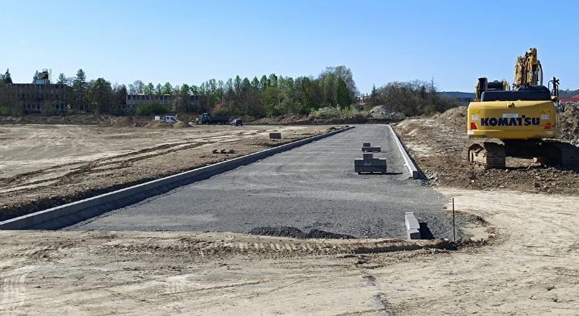 Új bevásárlóközpont épül: egyre látványosabb a Szekszárd északi részén zajló munka