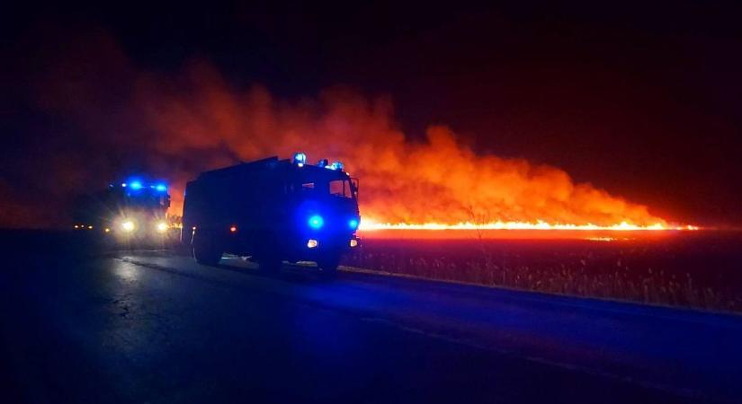 Lángoló horizont a 33-as főútnál: nézze meg fotóinkon a pusztító nádastüzet!