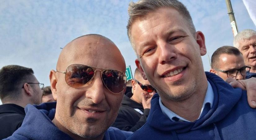 Magyar Péterrel fotózkodik a sötét múltú tiszás aktivista, akitől félnek a helyiek
