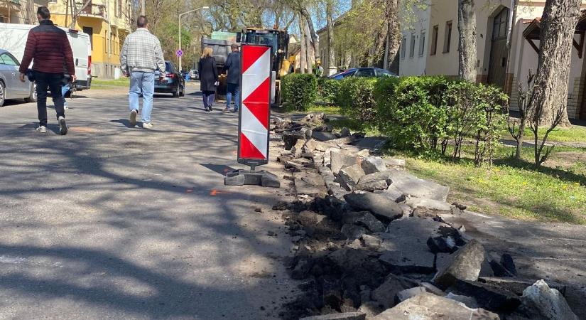 Nagy útfelújításba kezdtek Debrecen belvárosában, óvatosságra intenek mindenkit – fotókkal, videóval