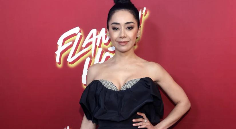 Az amerikai színésznő, Aimee Garcia finoman, de határozottan tolja az arcunkba csodás dekoltázsát – mutatjuk a képeket