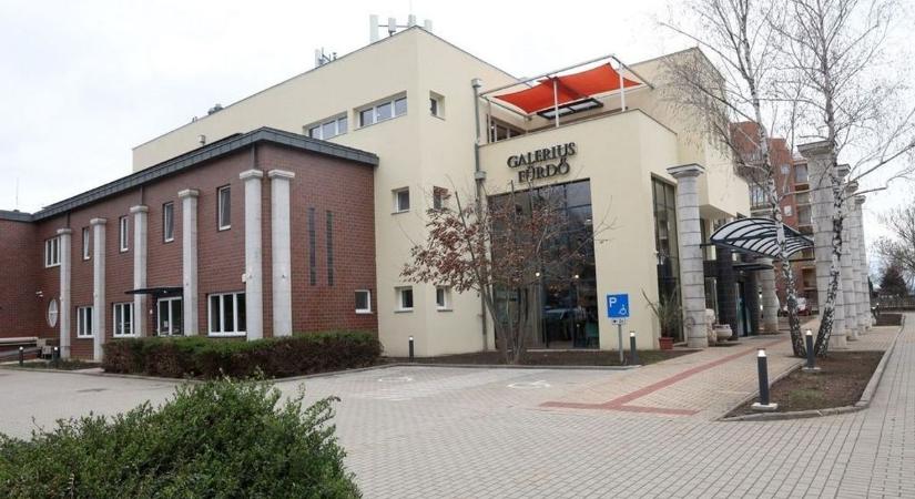 Túlklórozás, hideg víz, szivárgó álmennyezet – válaszolt a hatóság és a Galerius Fürdő vezetése