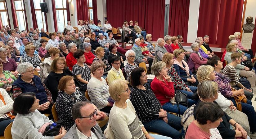 Gyógyszer vagy méreg? Útmutató a tudatos öngondoskodáshoz a Soproni Nyugdíjasegyetem előadásán